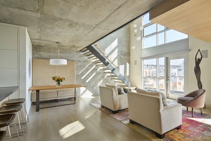 Dossier de presse | 1733-03 - Communiqué de presse | SOMA Loft Residence - Studio VARA - Design d’intérieur résidentiel - Using a vibrant Stark carpet purchased by the owners before construction started, furniture and art were selected to complement the natural material palette&nbsp; - Crédit photo : Bruce Damonte
