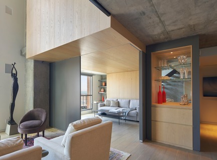 Dossier de presse | 1733-03 - Communiqué de presse | SOMA Loft Residence - Studio VARA - Design d’intérieur résidentiel - The downstairs guest bedroom features a moveable wall of hanging panels that can be hidden away, allowing the living room to seamlessly double in size. - Crédit photo : Bruce Damonte