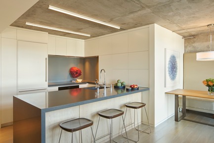Dossier de presse | 1733-03 - Communiqué de presse | SOMA Loft Residence - Studio VARA - Design d’intérieur résidentiel - The kitchen, a compact composition of white lacquer casework opens to harbor views over an oversized island - Crédit photo : Bruce Damonte