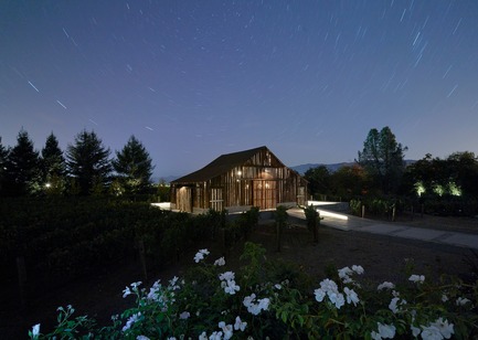 Dossier de presse | 3353-01 - Communiqué de presse | WDA Honoredwith Merit Award byAIA San Francisco - WDA (William Duff Architects) - Architecture résidentielle - The night sky combined with internal illumination reveals more of the barn’s archetypal wine country form. - Crédit photo : Matthew Millman Photography