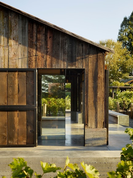 Dossier de presse | 3353-01 - Communiqué de presse | WDA Honoredwith Merit Award byAIA San Francisco - WDA (William Duff Architects) - Architecture résidentielle -     The materials palette of glass, steel and concrete derives from the barn’s original low-maintenance siding and roof which over time had developed a weathered, protective patina.    - Crédit photo : Matthew Millman Photography