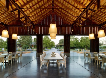 Dossier de presse | 3353-01 - Communiqué de presse | WDA Honoredwith Merit Award byAIA San Francisco - WDA (William Duff Architects) - Architecture résidentielle - The original roof soars over a new pair of opposing glass cubes, enhancing the feeling of expansiveness.  - Crédit photo : Matthew Millman Photography