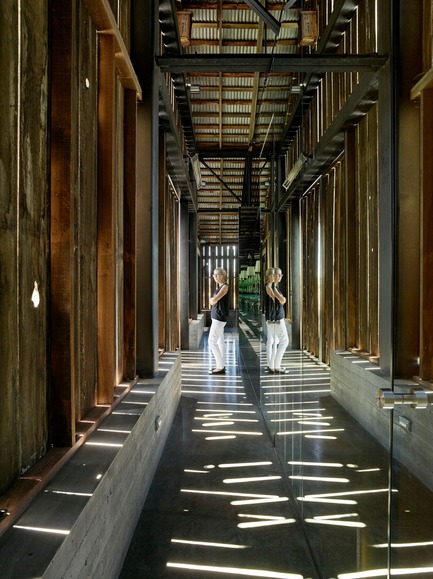 Dossier de presse | 3353-01 - Communiqué de presse | WDA Honoredwith Merit Award byAIA San Francisco - WDA (William Duff Architects) - Architecture résidentielle -   The stained concrete floor provides a canvas for ever-changing patterns created by sunlight streaming through the barn’s wood-slatted shell.  - Crédit photo : Matthew Millman Photography