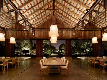Dossier de presse | 3353-01 - Communiqué de presse | WDA Honoredwith Merit Award byAIA San Francisco - WDA (William Duff Architects) - Architecture résidentielle - The barn takes on a cozy vibe as day turns to dusk.  - Crédit photo : Matthew Millman Photography