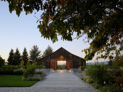 Dossier de presse | 3353-01 - Communiqué de presse | WDA Honoredwith Merit Award byAIA San Francisco - WDA (William Duff Architects) - Architecture résidentielle - Surrounded by site-specific art works in its new location, “This once-humble barn also became for us, an object of art,” note the clients. - Crédit photo : Matthew Millman Photography