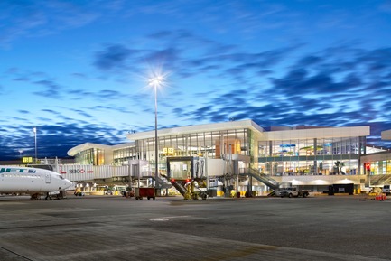 Press kit | 2124-02 - Press release | IESBC Announces its 2018 ‘Vision Awards’ for Best Lighting Design in BC, Canada - IESBC - Lighting Design -         Vancouver International Airport A-B Connector -&nbsp;        Wall 4000K LED luminaires at 26W provided lighting at doors and 47W for roadway around the building. Extensive exterior glazing allows for significant daylight penetration. - Photo credit:         Ed White Photography
