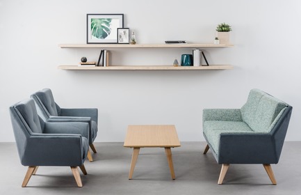 Dossier de presse | 1867-03 - Communiqué de presse | Un nouveau regroupement de distributeurs de mobilier de bureau est né - EMBLM - Design d’intérieur commercial -  Nouveauté Neocon 2018 collection EMA de Rouillard<br>La collection Ema est une gamme complète de fauteuil au design angulaire Disponible avec empiètements en bois ou en métal, cette collection lounge rime avec confort résidentiel.&nbsp;<br>Rouillard est un partenaire de EMBLM - Crédit photo :  Rouillard