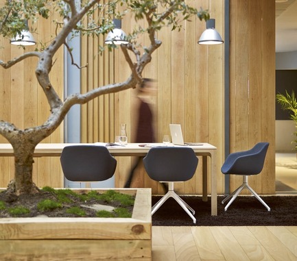 Dossier de presse | 1867-03 - Communiqué de presse | Un nouveau regroupement de distributeurs de mobilier de bureau est né - EMBLM - Design d’intérieur commercial -  Studio TK&nbsp;- À chaque culture son espace<br>Une création de Jean-Louis Iratzoki et Anders Lizaso, la collection Kuskoa Bi est parfaite pour les espaces collaboratifs et salles de réunion.<br>Studio TK (Teknion)&nbsp;est un partenaire de EMBLM - Crédit photo :  Studio TK
