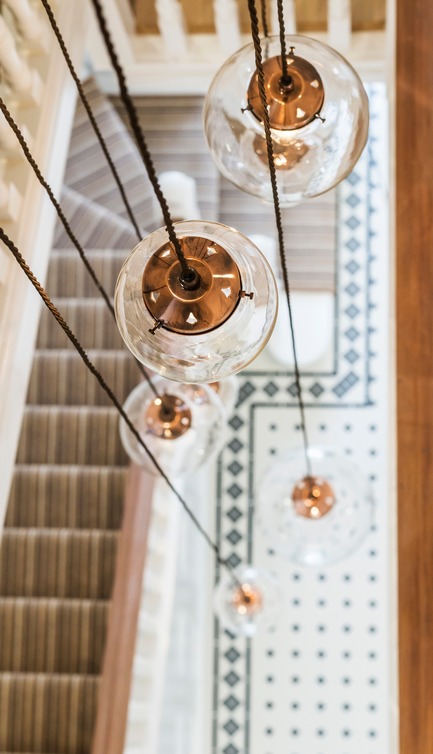 Dossier de presse | 1701-04 - Communiqué de presse | Victorian Townhouse, Highgate, London - LLI Design - Design d’intérieur résidentiel - Entrance Hall - Pendant detail - Crédit photo : Photography / Styling : Rick Mccullagh / LLI Design