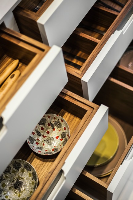 Dossier de presse | 1701-04 - Communiqué de presse | Victorian Townhouse, Highgate, London - LLI Design - Design d’intérieur résidentiel - Bespoke Joinery Kitchen - Drawer detail - Crédit photo : Photography / Styling : Rick Mccullagh / LLI Design
