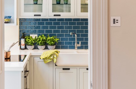 Dossier de presse | 1701-04 - Communiqué de presse | Victorian Townhouse, Highgate, London - LLI Design - Design d’intérieur résidentiel - Bespoke Joinery Kitchen - Sink detail - Crédit photo : Photography / Styling : Rick Mccullagh / LLI Design