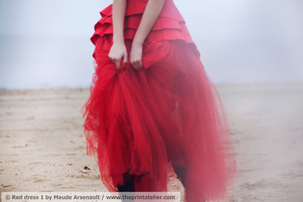 Dossier de presse | 877-02 - Communiqué de presse | The Print Atelier Une nouvelle génération de galerie d’art - Maude Arsenault - Art - Red dress 1by Maude Arsenaultwww.theprintatelier.com Ces photos sont strictement réservées à la vente et sont utilisables par les médias uniquement pour une publication d’article sur The Print Atelier./These photos are strictly reserved for sales and are available to media only for articles about The Print Atelier.