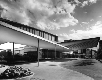 Dossier de presse | 2390-01 - Communiqué de presse | Portrait Sonore lance sa nouvelle application gratuite sur l’art, l’histoire et l’architecture - Portrait Sonore - Design multimédia - L'entrée principale du O'Keefe Center, conçu par l'architect Peter Dickinson à la fin des années 1950. Il est connu aujourd'hui comme le Sony&nbsp;Centre&nbsp;for the Performing Arts, Toronto. - Crédit photo : © Dominion Modern (Art &amp; Industry Collection), Fonds John Martins