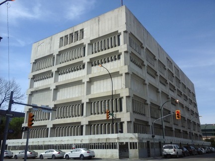 Dossier de presse | 2390-01 - Communiqué de presse | Portrait Sonore lance sa nouvelle application gratuite sur l’art, l’histoire et l’architecture - Portrait Sonore - Design multimédia - Winnipeg's Public Safety Building conçu vers la mi-60s par l'architecte Les Stechesen, Winnipeg. - Crédit photo : ©&nbsp;Sophie Mankowski, 2018