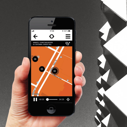 Dossier de presse | 2390-01 - Communiqué de presse | Portrait Sonore lance sa nouvelle application gratuite sur l’art, l’histoire et l’architecture - Portrait Sonore - Design multimédia - Capture d'écran de l'application Portrait Sonore (montrant la carte du tour Winnipeg / Centre-Ville Moderne) avec en arrière plan un détail de la façade du Centennial Concert Hall de Winnipeg.&nbsp; - Crédit photo : ©&nbsp;Portrait Sonore, 2018