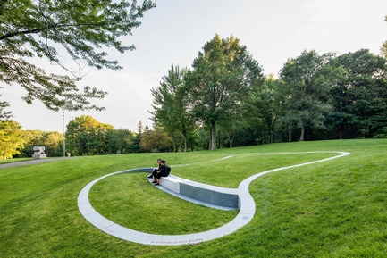 Dossier de presse | 2366-03 - Communiqué de presse | Le projet montréalais Escales découvertes se distingue à l'international - civiliti avec Julie Margot design - Architecture de paysage - Vue d'ensemble d'une halte dont l'une des bordures sert de banc public<br> - Crédit photo : Adrien Williams