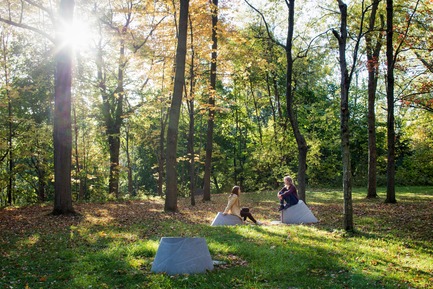 Dossier de presse | 2366-03 - Communiqué de presse | Le projet montréalais Escales découvertes se distingue à l'international - civiliti avec Julie Margot design - Architecture de paysage - Indices posés dans l'une des clairières du Mont-Royal<br> - Crédit photo : Adrien Williams