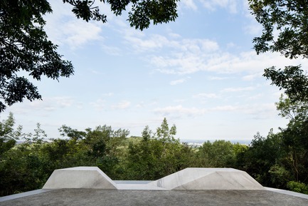 Dossier de presse | 2366-03 - Communiqué de presse | Le projet montréalais Escales découvertes se distingue à l'international - civiliti avec Julie Margot design - Architecture de paysage -  Gros plan d'une halte montrant le banc de granite intégré<br>  - Crédit photo :  Adrien Williams 