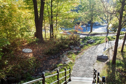Dossier de presse | 2366-03 - Communiqué de presse | Le projet montréalais Escales découvertes se distingue à l'international - civiliti avec Julie Margot design - Architecture de paysage - Regroupement d'indices au pied d'un escalier d'accès au Mont-Royal <br><br> - Crédit photo : Adrien Williams