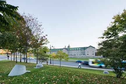 Dossier de presse | 2366-03 - Communiqué de presse | Le projet montréalais Escales découvertes se distingue à l'international - civiliti avec Julie Margot design - Architecture de paysage -  Regroupement d'indices soulignant l'importance historique de l'Hôtel-Dieu, le plus vieil hôpital de Montréal, fondé par Jeanne Mance en 1645<br>  - Crédit photo : Adrien Williams