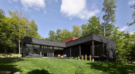 Dossier de presse | 780-04 - Communiqué de presse | Maison du Lac Charlebois - Paul Bernier Architecte - Architecture résidentielle - Crédit photo : James Brittain