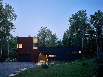 Dossier de presse | 780-04 - Communiqué de presse | Maison du Lac Charlebois - Paul Bernier Architecte - Architecture résidentielle - Crédit photo : James Brittain