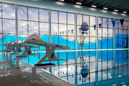 Press kit | 2064-03 - Press release | AtCégepMarie-Victorin, Art is an Essential Element of Education! - Cégep Marie-Victorin - Institutional Architecture - View of the curtain wall and its reflection in the pool - Photo credit: Sébastien Roy