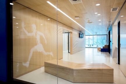 Press kit | 2064-03 - Press release | AtCégepMarie-Victorin, Art is an Essential Element of Education! - Cégep Marie-Victorin - Institutional Architecture - Visitors area and view of the pool - Photo credit: Sébastien Roy