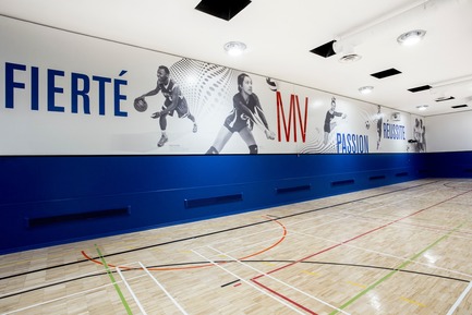 Press kit | 2064-03 - Press release | AtCégepMarie-Victorin, Art is an Essential Element of Education! - Cégep Marie-Victorin - Institutional Architecture - Graphics display of the palestra (photos of student athletes) - Photo credit: Sébastien Roy