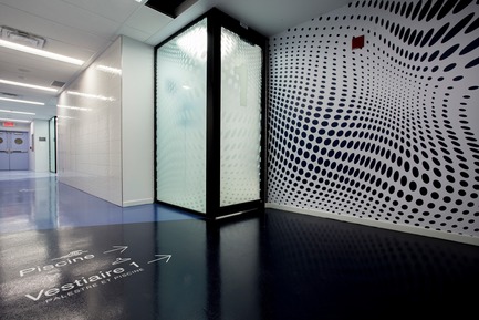 Press kit | 2064-03 - Press release | AtCégepMarie-Victorin, Art is an Essential Element of Education! - Cégep Marie-Victorin - Institutional Architecture - Corridor that leads to the locker rooms for the palestra and the pool - Photo credit: Sébastien Roy