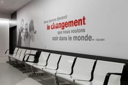 Press kit | 2064-03 - Press release | AtCégepMarie-Victorin, Art is an Essential Element of Education! - Cégep Marie-Victorin - Institutional Architecture - Graphics display of the access corridor (view from an interior wing of the college) - Photo credit: Sébastien Roy