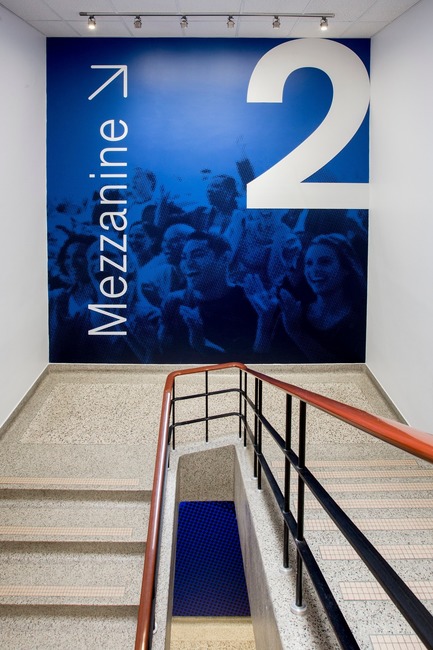 Press kit | 2064-03 - Press release | AtCégepMarie-Victorin, Art is an Essential Element of Education! - Cégep Marie-Victorin - Institutional Architecture - Visual of the signal system in the stairs that lead to the mezzanine - Photo credit: Sébastien Roy