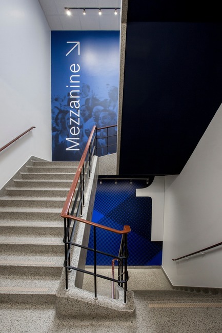 Press kit | 2064-03 - Press release | AtCégepMarie-Victorin, Art is an Essential Element of Education! - Cégep Marie-Victorin - Institutional Architecture - Visual of the signal system in the stairs that lead to the mezzanine - Photo credit: Sébastien Roy