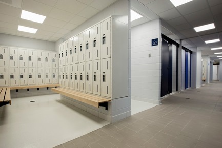 Press kit | 2064-03 - Press release | AtCégepMarie-Victorin, Art is an Essential Element of Education! - Cégep Marie-Victorin - Institutional Architecture - Visual of one of the interior locker room sections - Photo credit: Sébastien Roy