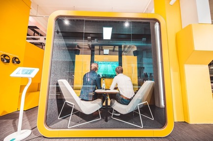 Dossier de presse | 3176-01 - Communiqué de presse | Les cabines acoustiques Framery: de nouveaux modèles à NeoCon 2018 - d|vision 21 - Produit - Modèle: Framery Q- Betty's Café<br>Client: Siège social Framery - Crédit photo : Framery