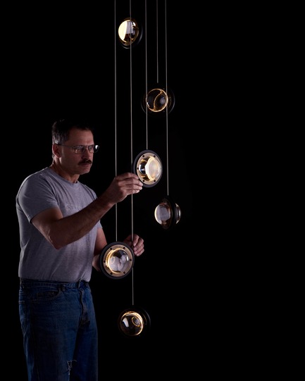 Dossier de presse | 3412-01 - Communiqué de presse | The Da Vinci Lighting Collection - Karice Enterprises Ltd. - Design d’éclairage - Infinity 1519 -&nbsp;pendentifs multiples - Crédit photo : Jordan N. Dery