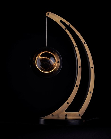 Dossier de presse | 3412-01 - Communiqué de presse | The Da Vinci Lighting Collection - Karice Enterprises Ltd. - Design d’éclairage - Infinity 1519&nbsp;lampe de table - Crédit photo : Jordan N. Dery