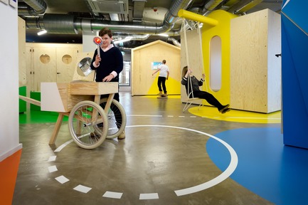 Press kit | 1997-05 - Press release | European Healthcare Design WinnerCOACH - Interactive and Playful Centre for Overweight Adolescent and Children's Healthcare of the Maastricht UMC+ - Tinker imagineers - Commercial Interior Design - The open waiting area is full of stimulating elements - Photo credit: Mike Bink