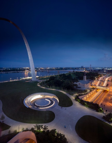 Press kit | 3242-02 - Press release | Official Opening of the Renewed and Expanded Museum at the Gateway Arch - James Carpenter Design Associates - Institutional Architecture - The Museum’s new sense of space and generosity that results from this responds to and references the revitalized landscape of the Arch grounds, as well as its significant new engagement with the city, river, and region. - Photo credit: Nic Lehoux<br>