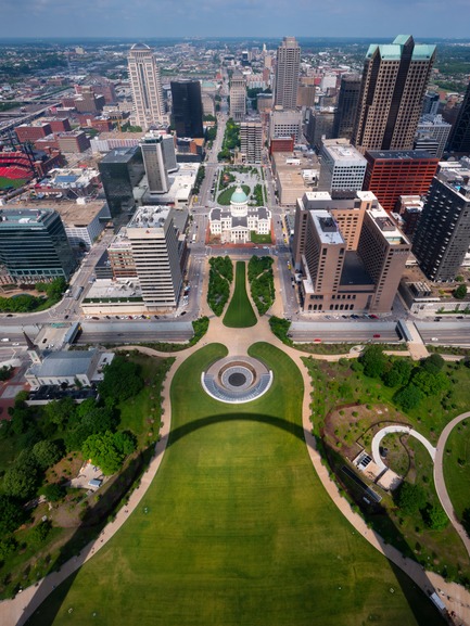 Press kit | 3242-02 - Press release | Official Opening of the Renewed and Expanded Museum at the Gateway Arch - James Carpenter Design Associates - Institutional Architecture - The crucial connectivity between the city, the park, and the Mississippi River embankment has been established by bridging Interstate 44, a six lane wide highway trench in the landscape.<br> - Photo credit: Nic Lehoux<br>