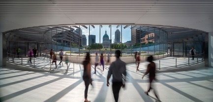 Press kit | 3242-02 - Press release | Official Opening of the Renewed and Expanded Museum at the Gateway Arch - James Carpenter Design Associates - Institutional Architecture - Inside and out, the main axis of the entry is emphasized by its minimal structure, establishing an intimate visual link between the museum and the Old Courthouse. - Photo credit: Nic Lehoux<br>