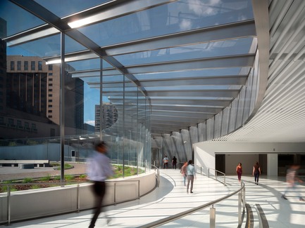 Press kit | 3242-02 - Press release | Official Opening of the Renewed and Expanded Museum at the Gateway Arch - James Carpenter Design Associates - Institutional Architecture -  The enclosed glass entry volume leads visitors on a gentle slope into the museum.<span></span>  - Photo credit: Nic Lehoux<br>