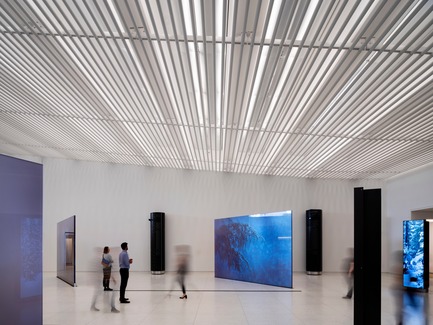 Press kit | 3242-02 - Press release | Official Opening of the Renewed and Expanded Museum at the Gateway Arch - James Carpenter Design Associates - Institutional Architecture - The below ground transition to the Saarinen Hall is unified by the luminous ceiling.<br> - Photo credit: Nic Lehoux<br>