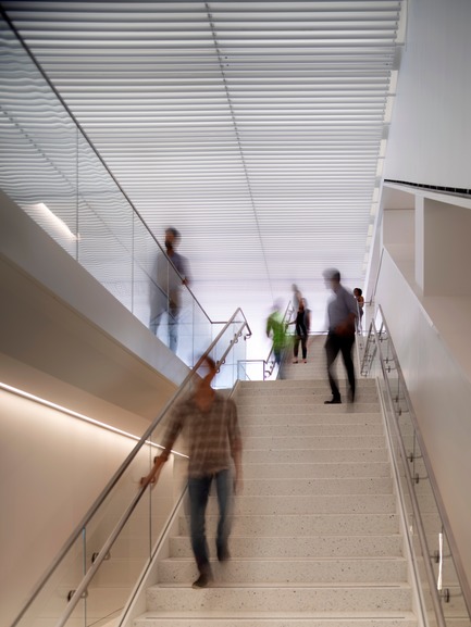 Press kit | 3242-02 - Press release | Official Opening of the Renewed and Expanded Museum at the Gateway Arch - James Carpenter Design Associates - Institutional Architecture - The main escalator circulation is carved into both side walls of the new West Entry, flanked by open stairs connecting to the mezzanine and lower level. - Photo credit: Nic Lehoux<br>