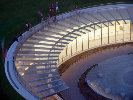 Press kit | 3242-02 - Press release | Official Opening of the Renewed and Expanded Museum at the Gateway Arch - James Carpenter Design Associates - Institutional Architecture - Stainless steel railings lead visitors up above the entry to create a Westward outlook. Integrated lighting maintains the screen and railing function day or night. - Photo credit: Nic Lehoux<br>