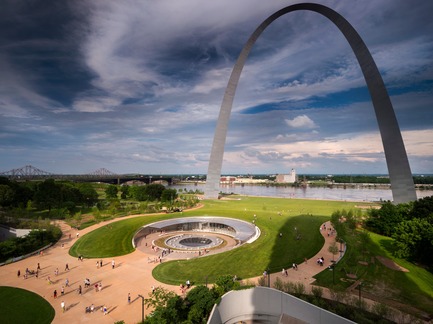Press kit | 3242-02 - Press release | Official Opening of the Renewed and Expanded Museum at the Gateway Arch - James Carpenter Design Associates - Institutional Architecture - Within this comprehensive project, the work of James Carpenter Design Associates (JCDA) has focused on leading the planning and design of the Museum’s new West Entry and public spaces. - Photo credit: Nic Lehoux<br>