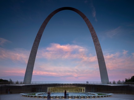 Press kit | 3242-02 - Press release | Official Opening of the Renewed and Expanded Museum at the Gateway Arch - James Carpenter Design Associates - Institutional Architecture - With sensitive planning, innovative materiality, and refined details, every aspect of the Museum’s expansion is now animated by a meaningful vocabulary of light, as is typical of the JCDA approach - Photo credit: Nic Lehoux<br>