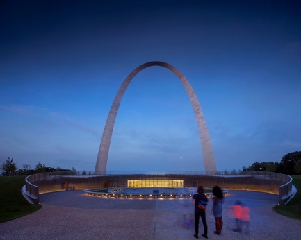Press kit | 3242-02 - Press release | Official Opening of the Renewed and Expanded Museum at the Gateway Arch - James Carpenter Design Associates - Institutional Architecture - Day and night, the design’s sensitivity to light and landscape results in an intuitive, accessible visitor experience from the Park, the Courthouse, and from downtown St. Louis. - Photo credit: Nic Lehoux<br>