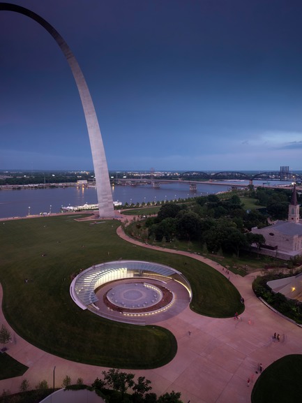 Press kit | 3242-02 - Press release | Official Opening of the Renewed and Expanded Museum at the Gateway Arch - James Carpenter Design Associates - Institutional Architecture - Beyond expanding and modernizing the Museum at the Gateway Arch, JCDA has created a civic space that engages with the iconic presence of the monument itself, while directly supporting a new connection to and reciprocity with downtown St. Louis.  - Photo credit: Nic Lehoux<br>
