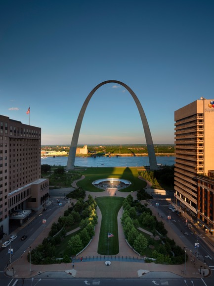 Press kit | 3242-02 - Press release | Official Opening of the Renewed and Expanded Museum at the Gateway Arch - James Carpenter Design Associates - Institutional Architecture - View from the Old Courthouse at dusk.<br> - Photo credit: Nic Lehoux<br>